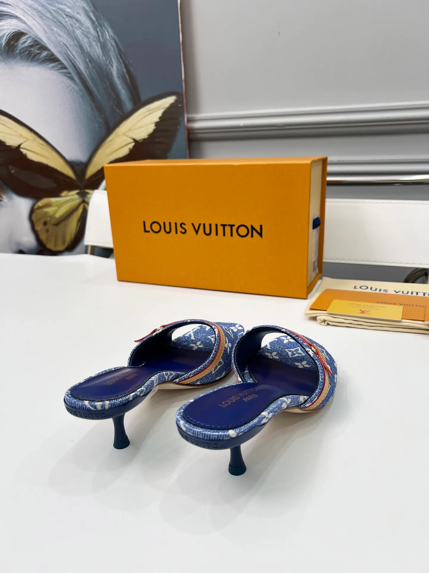 👟👟Ex-factory price 440👟👟 LV new denim kitten heel slippers 2025 summer must-have for goddesses, original replica, super comfortable on the feet. Show off the queen's temperament, the heel height is 9.5CM, which shows your temperament without being tiring. Leather outsole. Standard code: 35-42 (41 and 42 codes are customized, non-returnable and non-exchangeable)